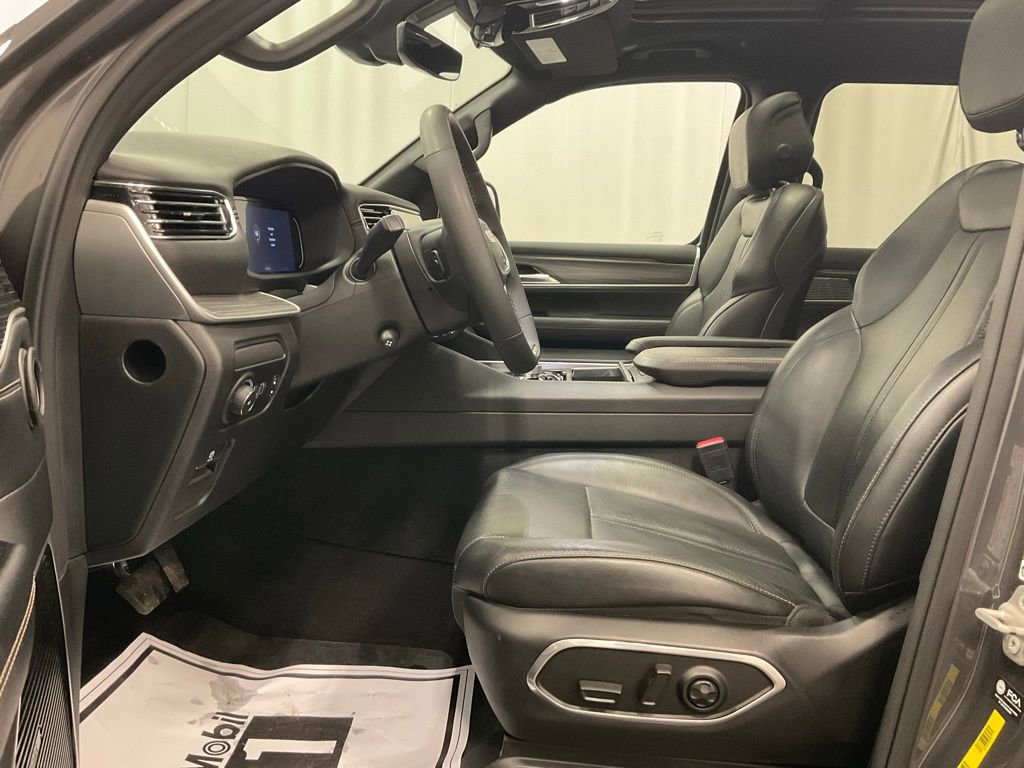 Used 2023 Jeep Wagoneer L Series III w/ Premium Group I image 13