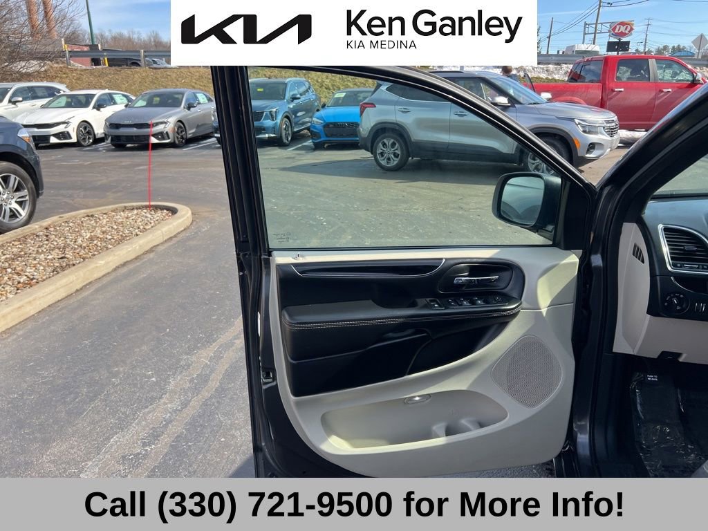 Used 2020 Dodge Grand Caravan SXT image 25