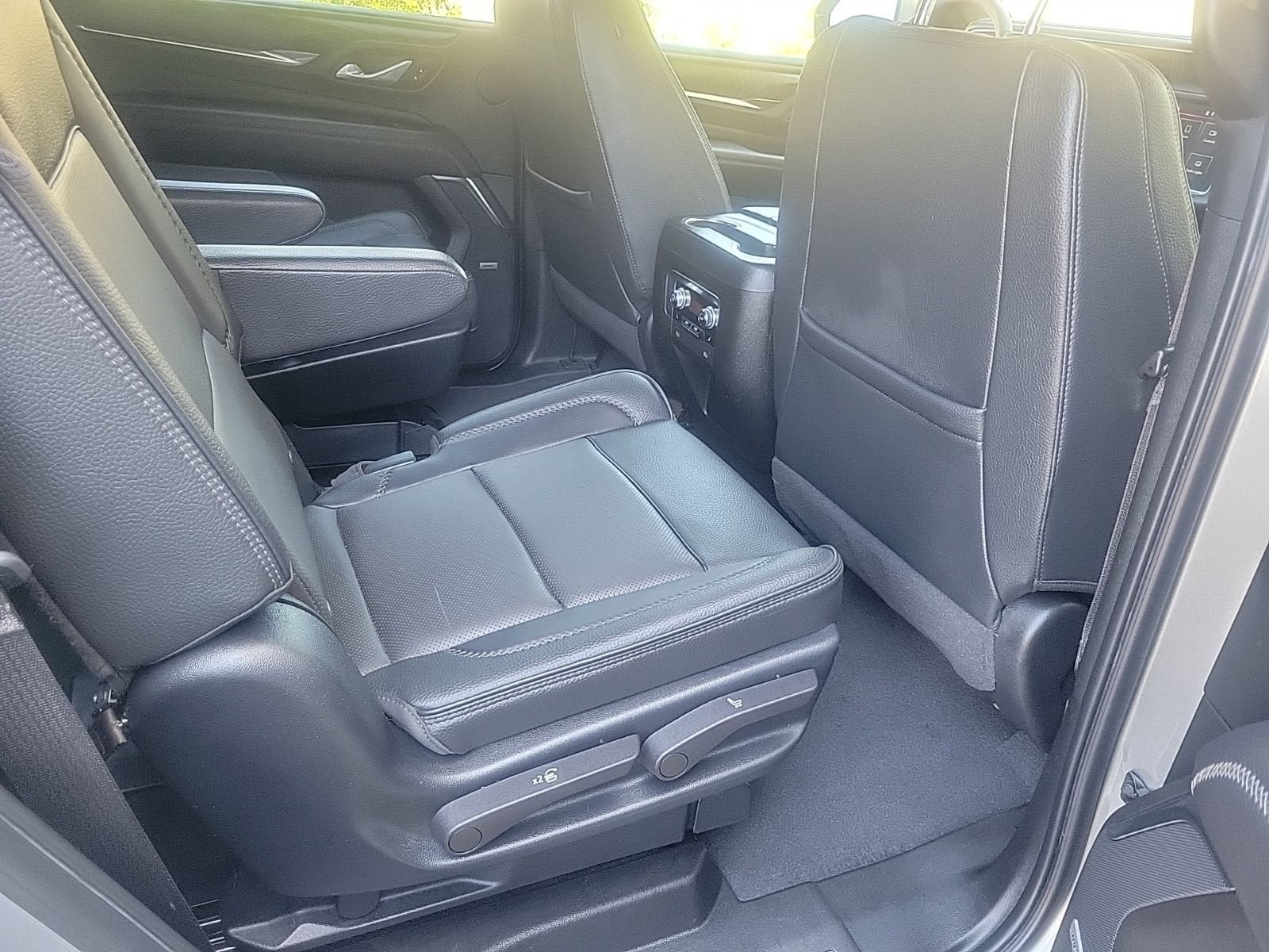Used 2023 GMC Yukon Denali AWD/4WD image 15