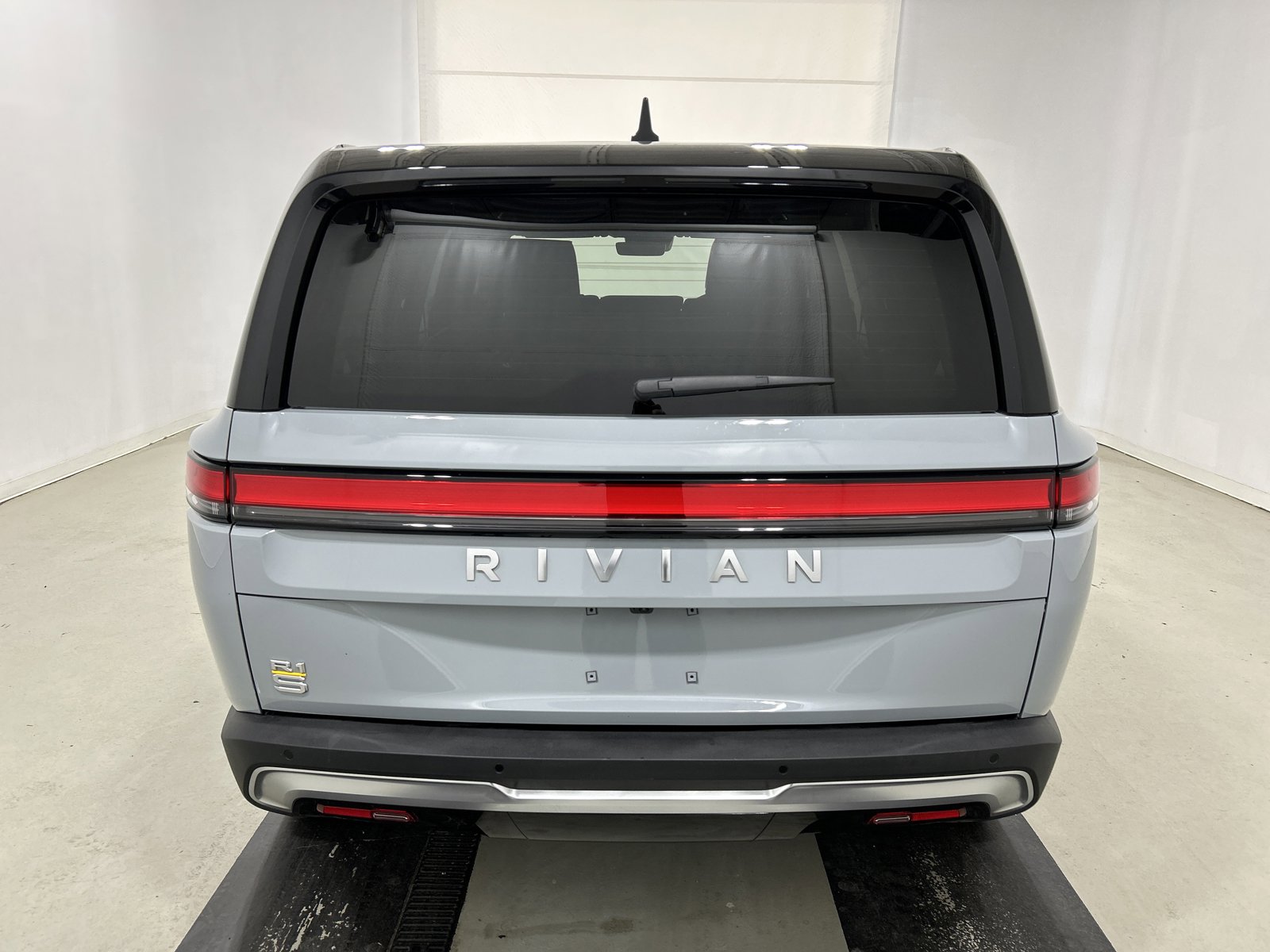 Used 2023 Rivian R1S Adventure AWD/4WD image 4