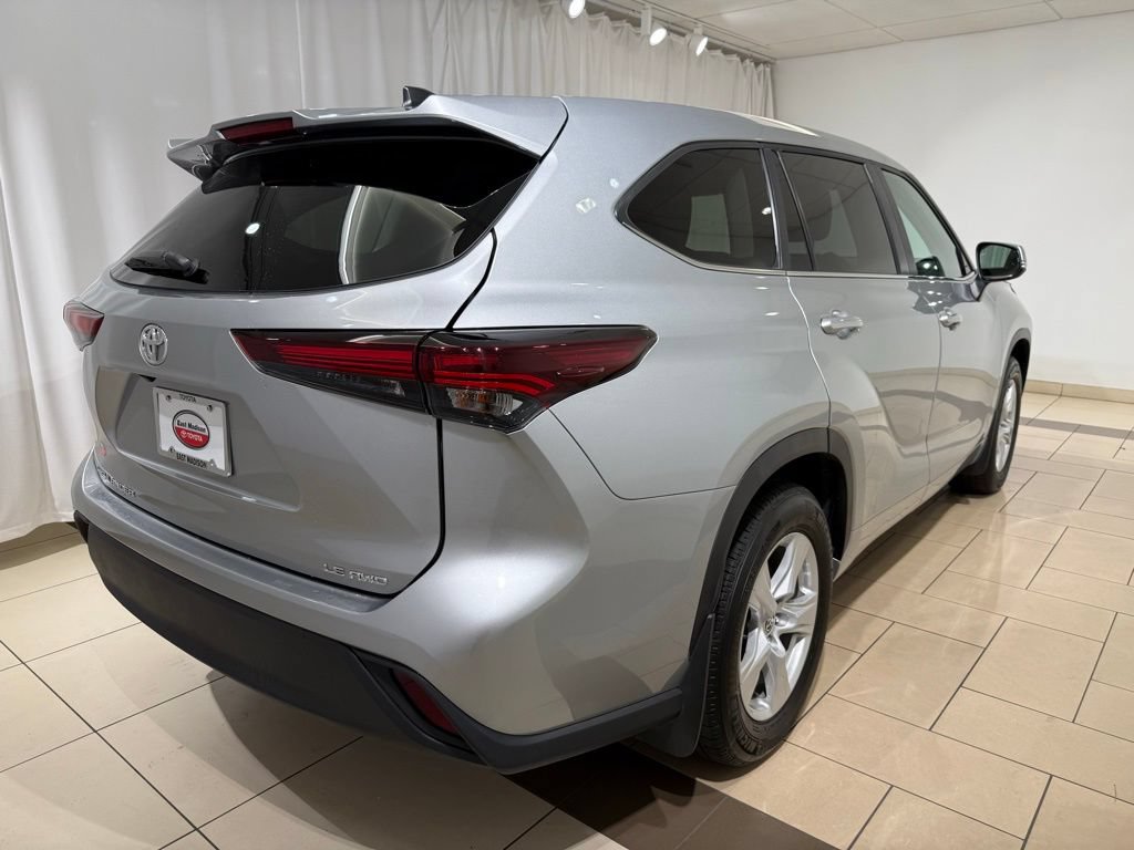 Certified 2025 Toyota Highlander LE AWD/4WD image 5