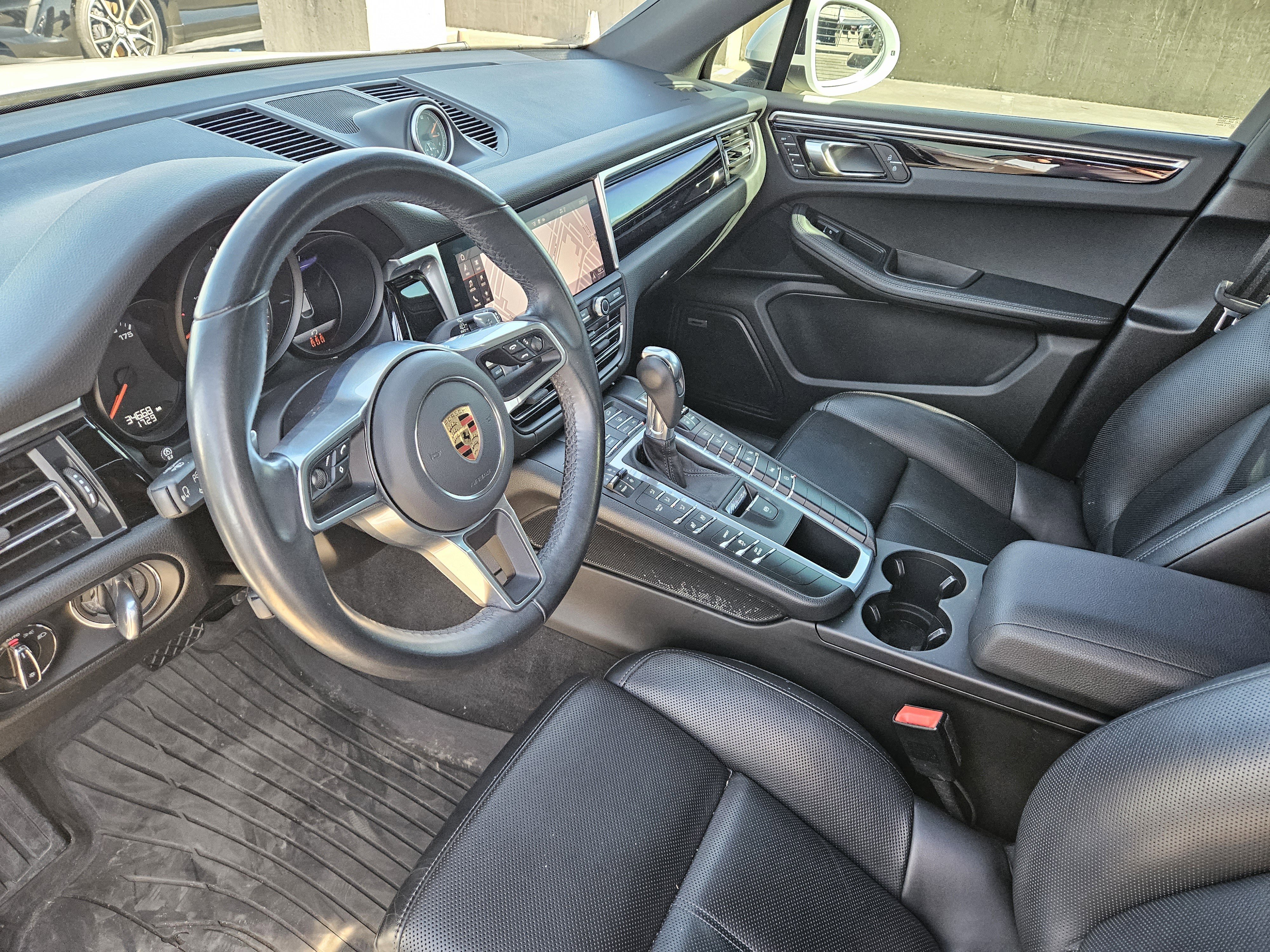 Certified 2021 Porsche Macan image 4