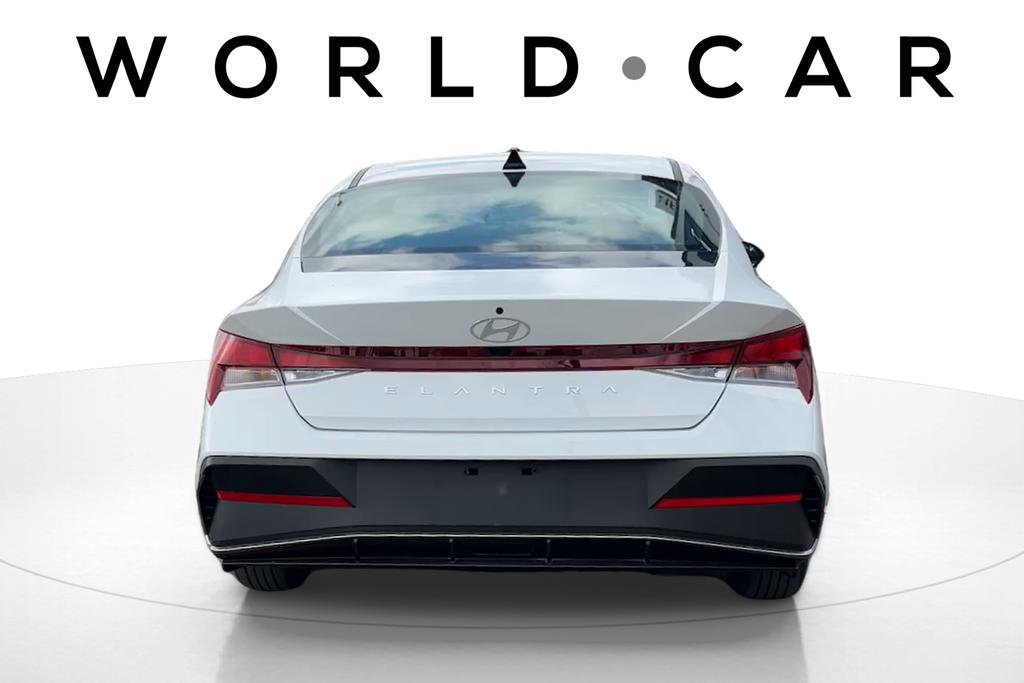 Certified 2025 Hyundai Elantra SE image 4