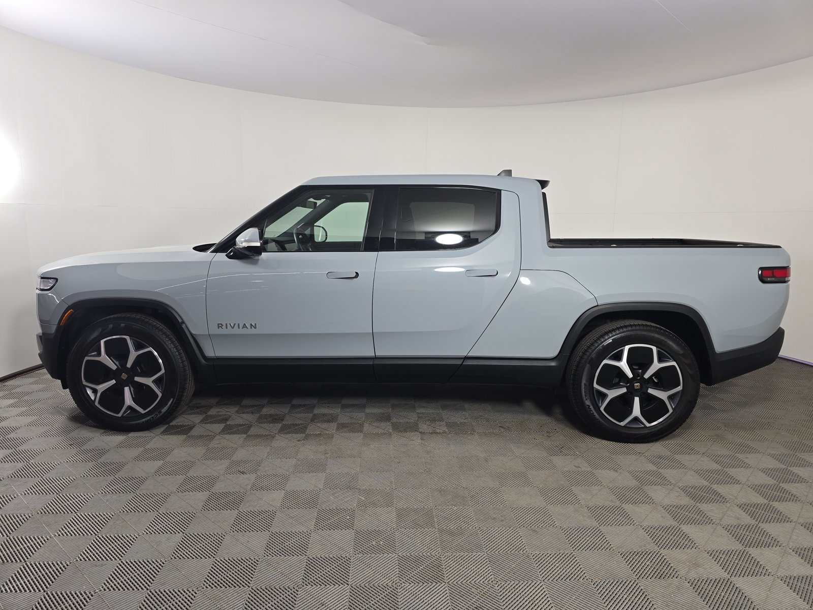 Used 2024 Rivian R1T Adventure Dual AWD/4WD image 2