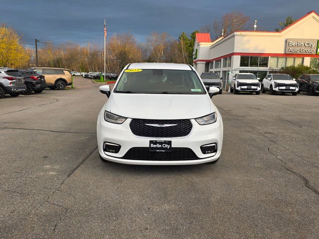 Used 2023 Chrysler Pacifica Touring-L FWD image 3