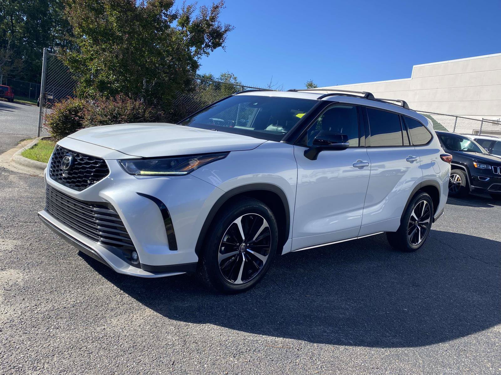 Used 2022 Toyota Highlander XSE FWD image 3