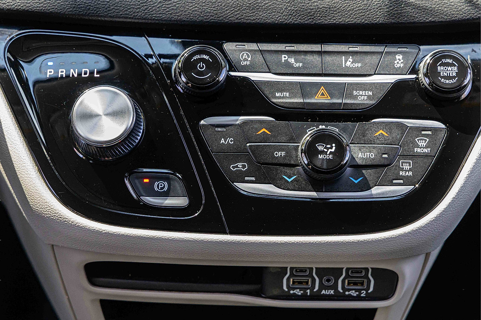 Used 2023 Chrysler Pacifica Touring-L FWD image 14