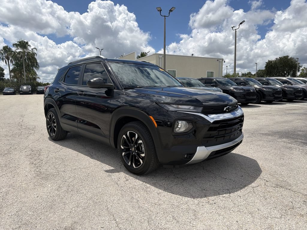 Used 2022 Chevrolet TrailBlazer LT FWD image 2