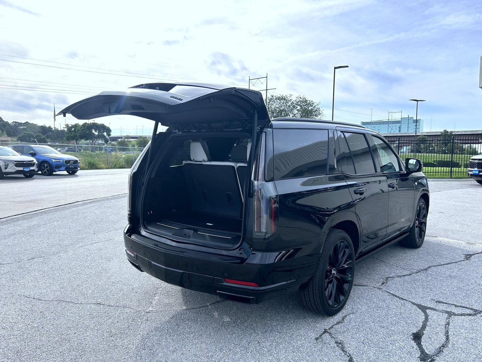Certified 2026 Cadillac Escalade Platinum Sport w/ LPO, ONYX Package AWD/4WD image 23