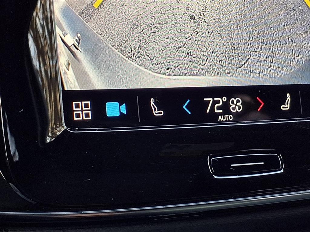 Used 2024 Volvo XC40 B5 Core image 5