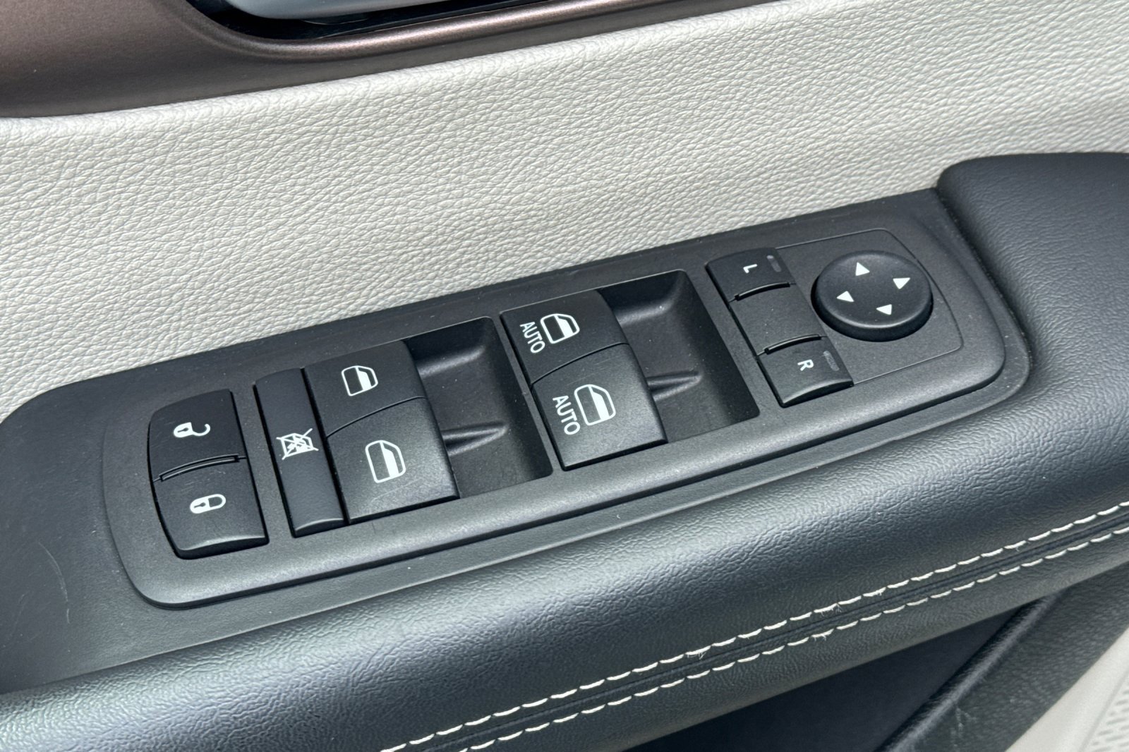 Used 2024 Chrysler Voyager LX image 12