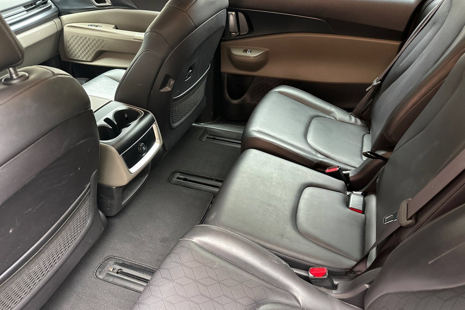 Used 2025 Kia Carnival FWD image 16