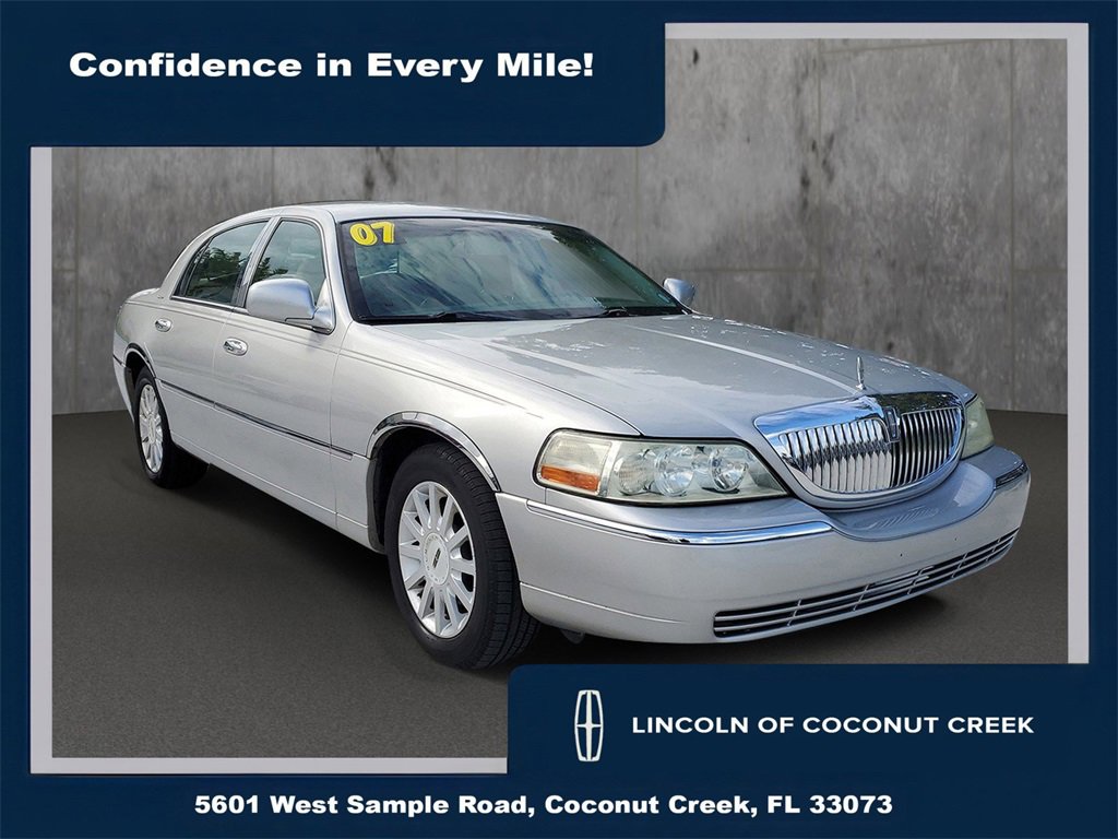 Used 2007 Lincoln Town Car Signature