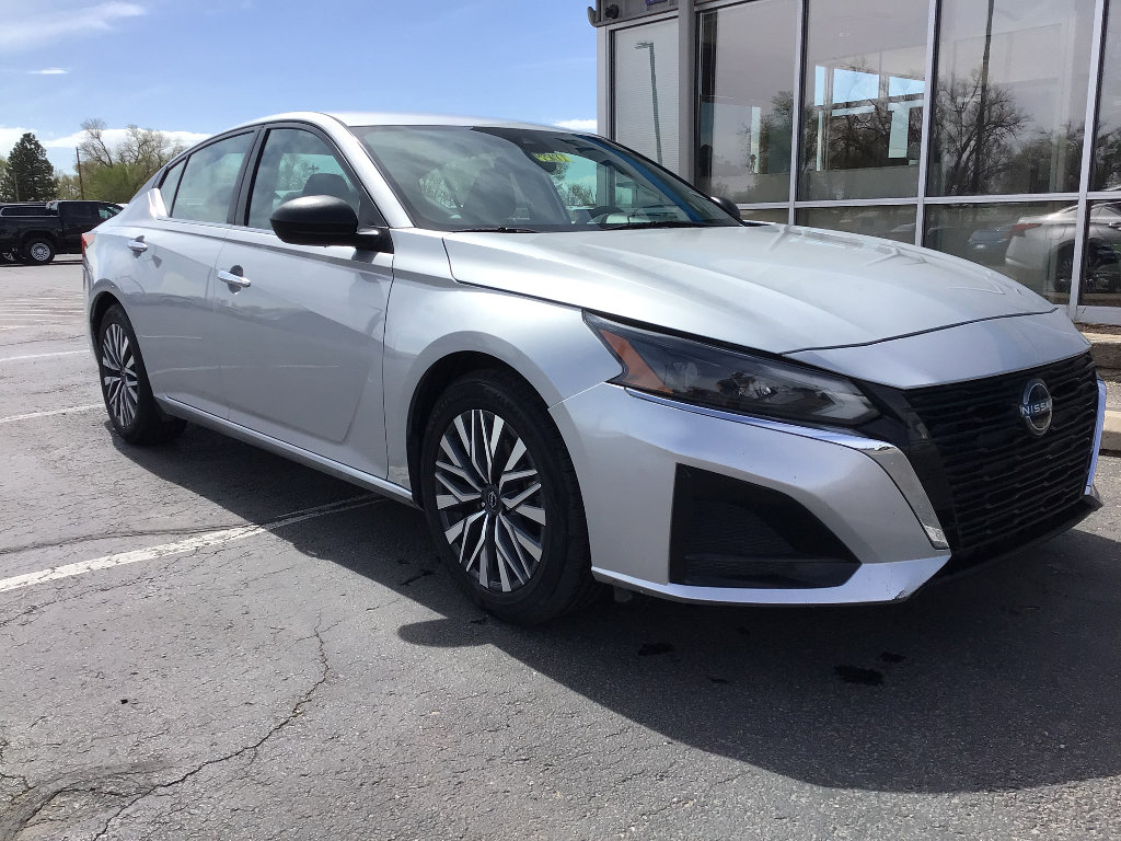 Used 2024 Nissan Altima 2.5 SV FWD image 2