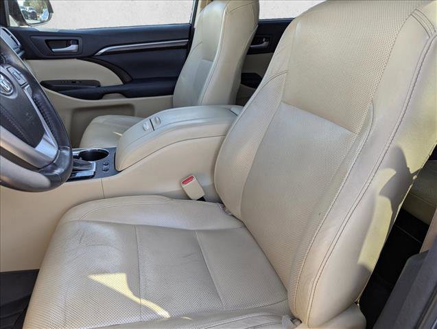 Used 2014 Toyota Highlander Limited w/ Driver Technology Package image 22
