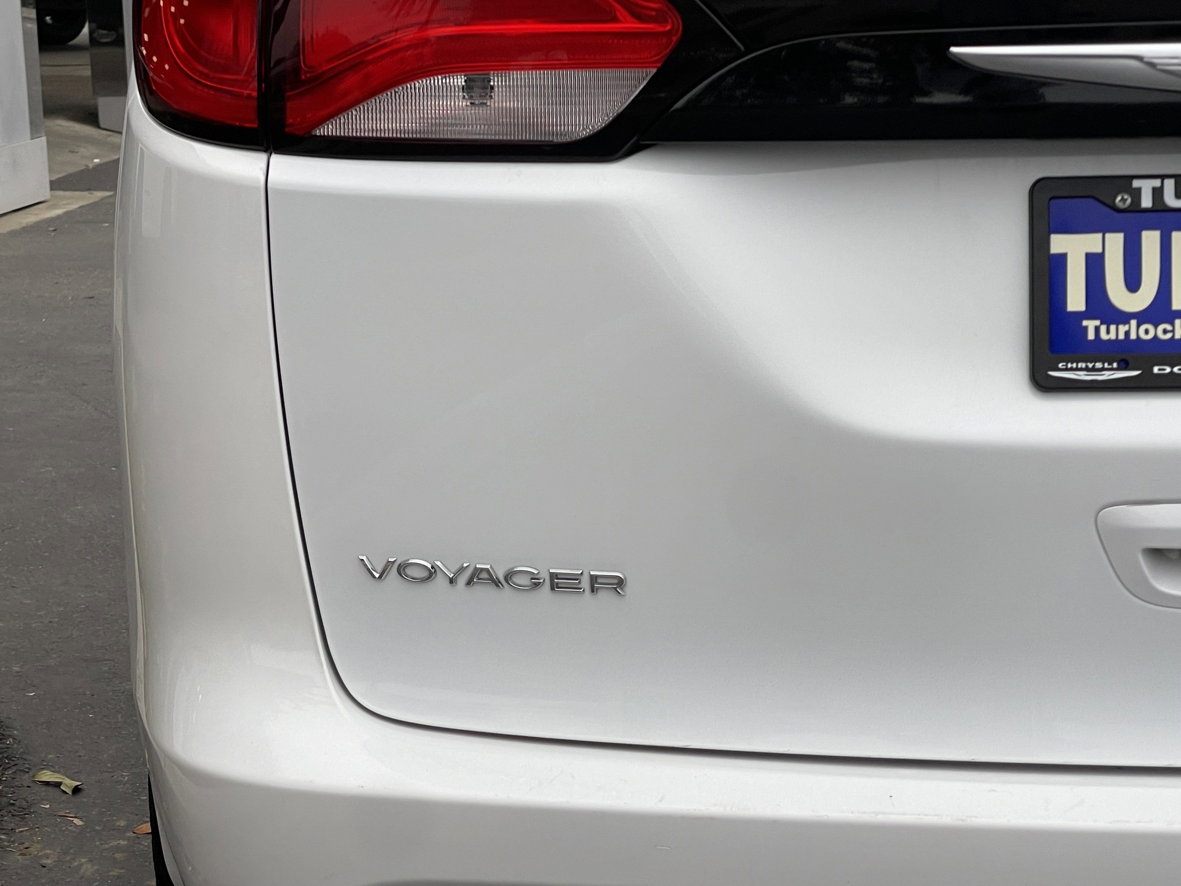 Used 2023 Chrysler Voyager LX image 7