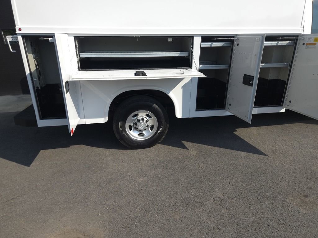 Used 2017 Chevrolet Express 3500 RWD image 8