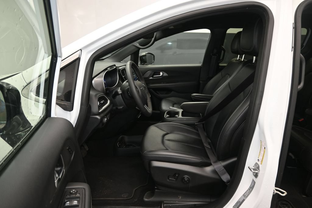 Used 2025 Chrysler Pacifica Select FWD image 13