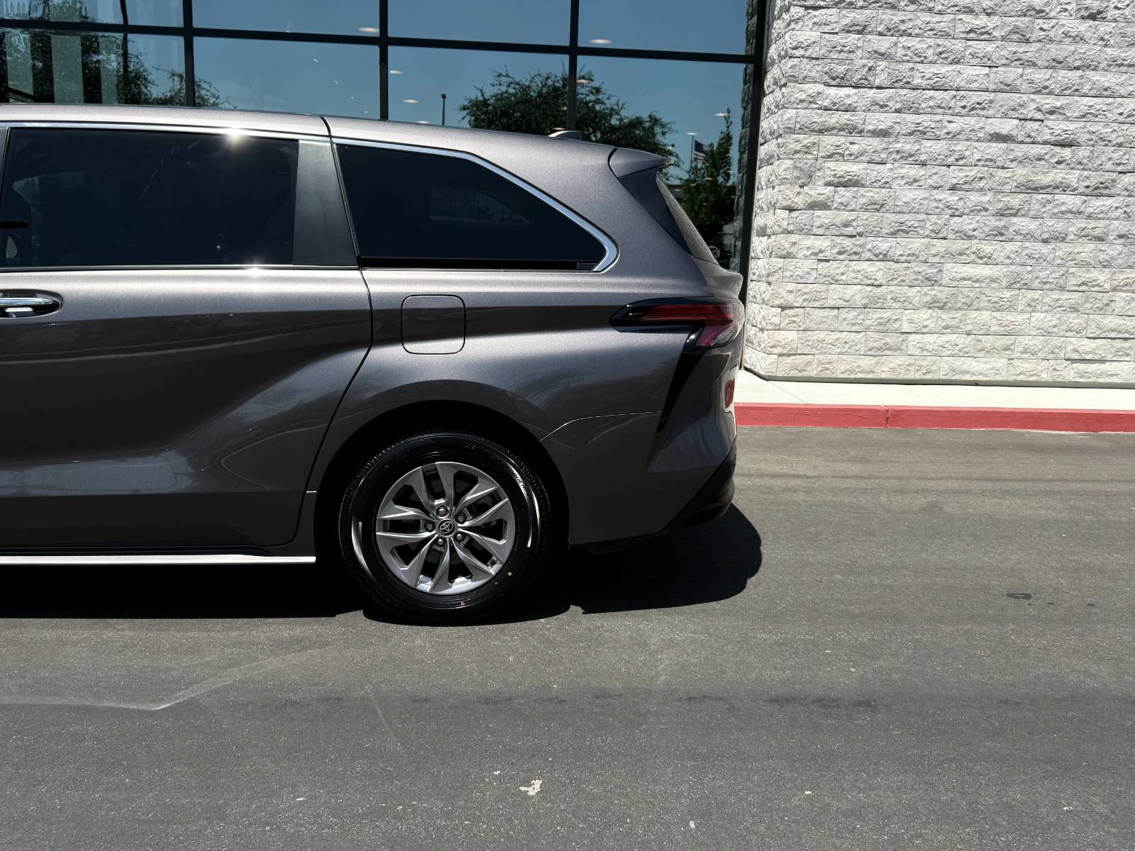 Used 2022 Toyota Sienna XLE FWD image 12