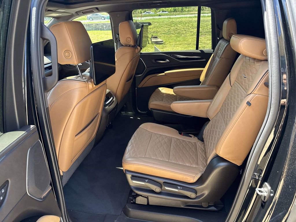 Used 2024 Cadillac Escalade ESV Premium Luxury AWD/4WD image 10