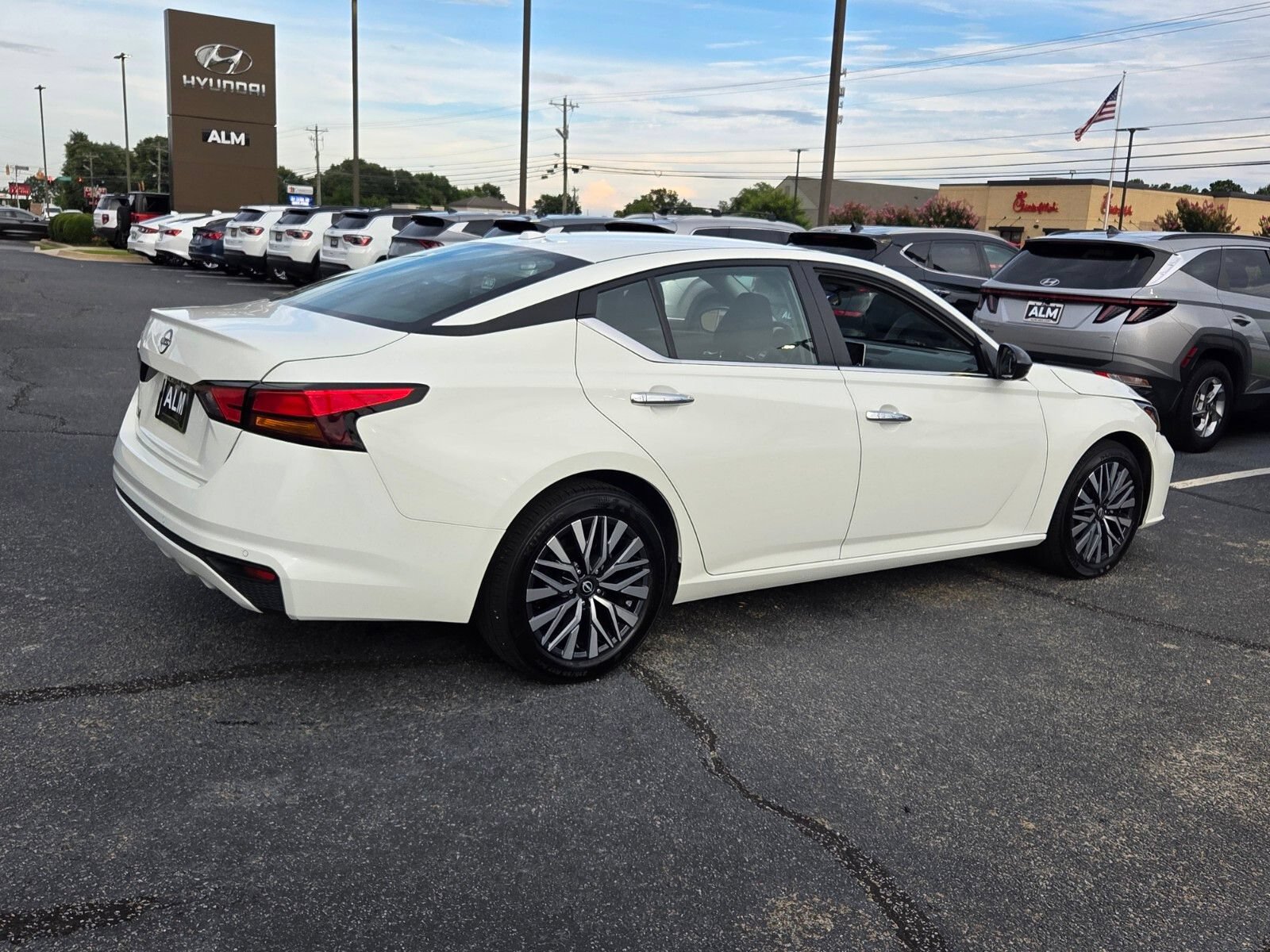 Used 2025 Nissan Altima 2.5 SV FWD image 13