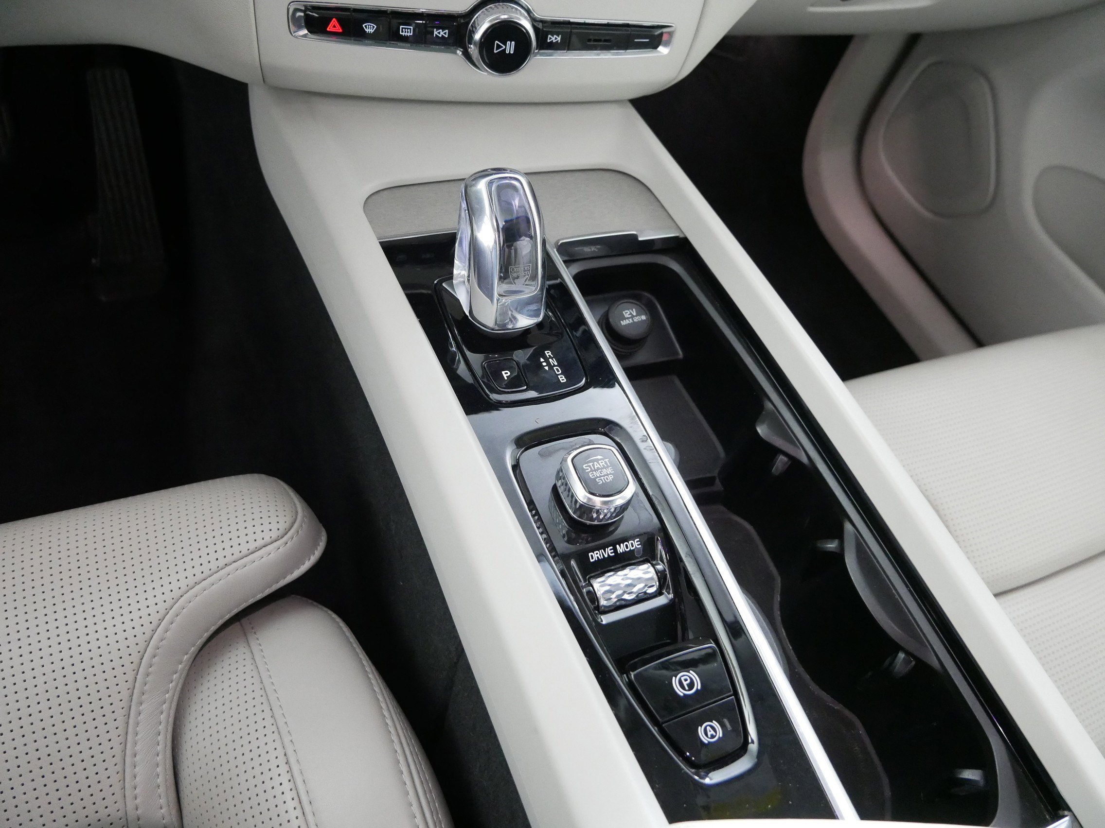 Used 2019 Volvo XC60 T8 Inscription w/ Advanced Package image 24
