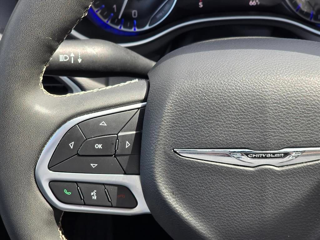 Used 2025 Chrysler Pacifica Select FWD image 16
