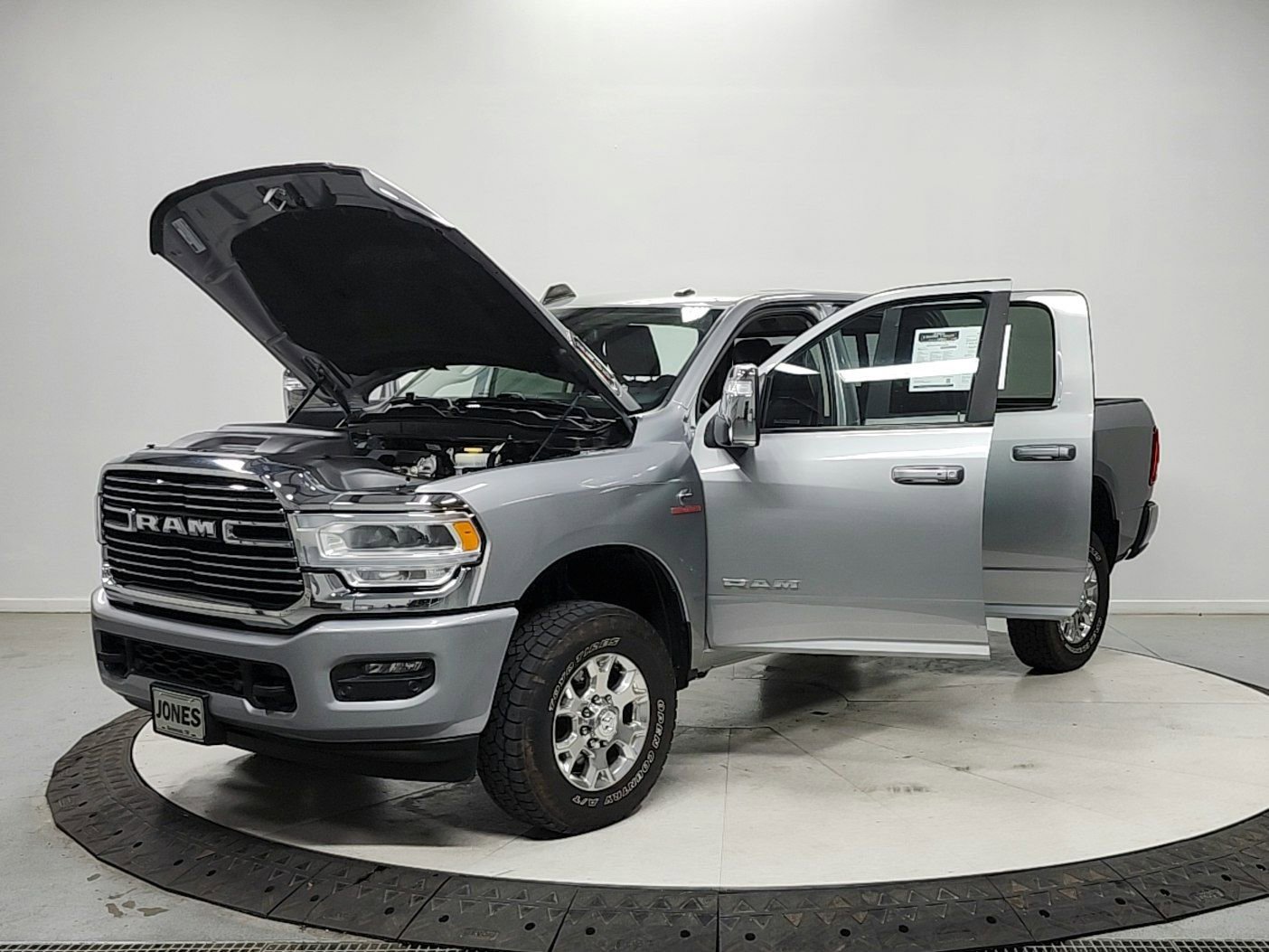 Used 2024 RAM 2500 Laramie AWD/4WD image 11