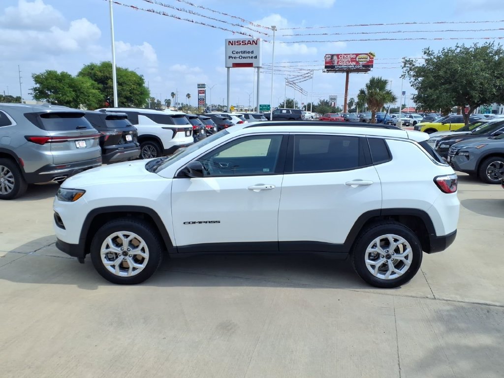 Used 2025 Jeep Compass Latitude AWD/4WD image 2