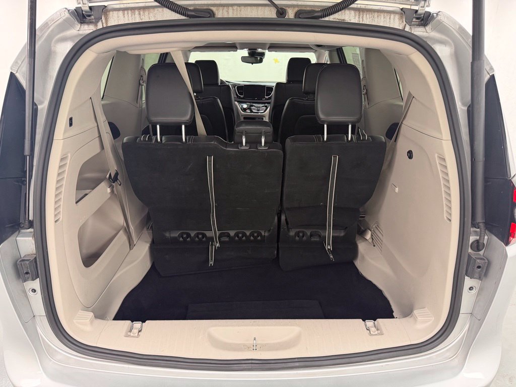 Used 2024 Chrysler Pacifica Touring-L FWD image 5
