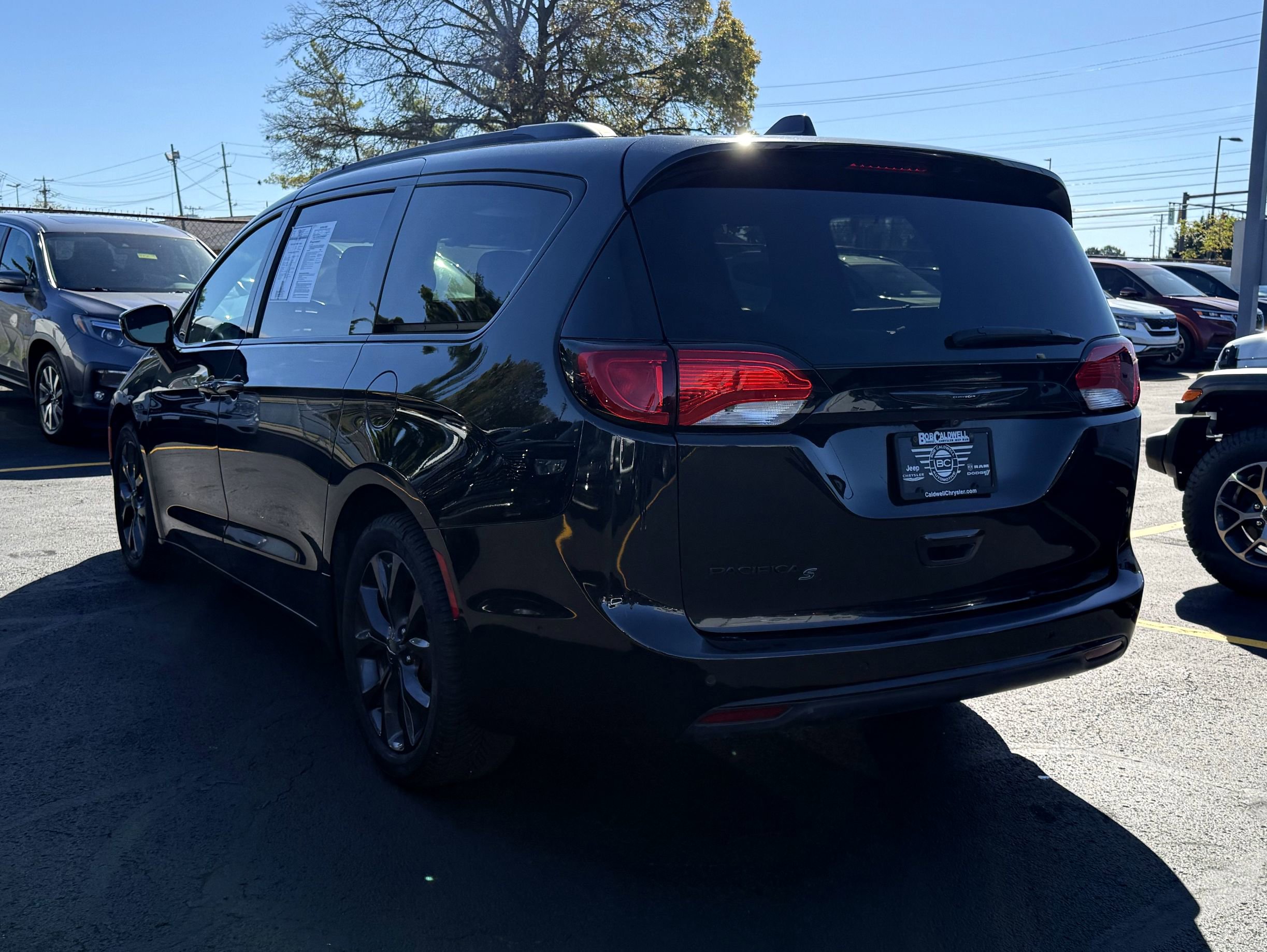 Used 2020 Chrysler Pacifica Touring-L w/ S Appearance Package image 6