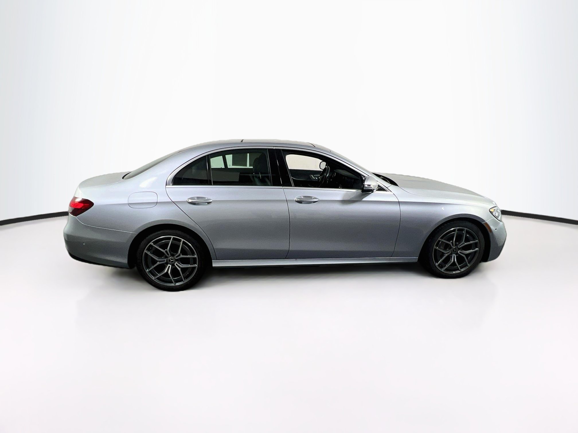 Used 2021 Mercedes-Benz E 350 4MATIC Sedan image 4