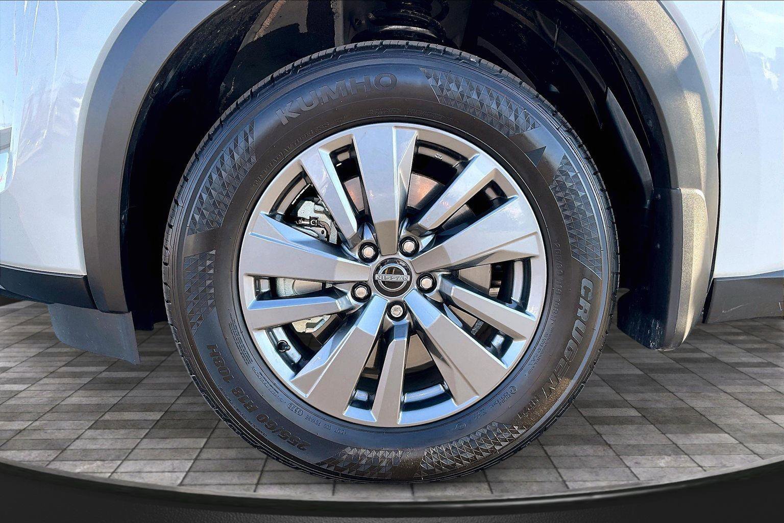 Used 2025 Nissan Pathfinder SV w/ SV Premium Package image 9