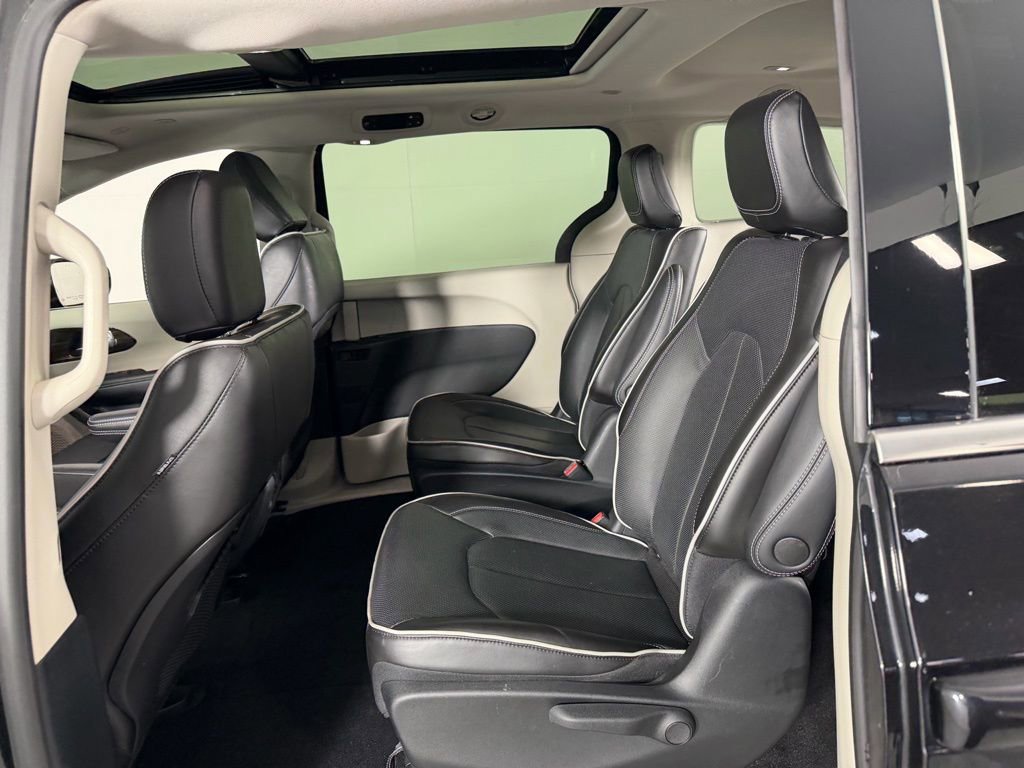 Used 2023 Chrysler Pacifica Limited image 23