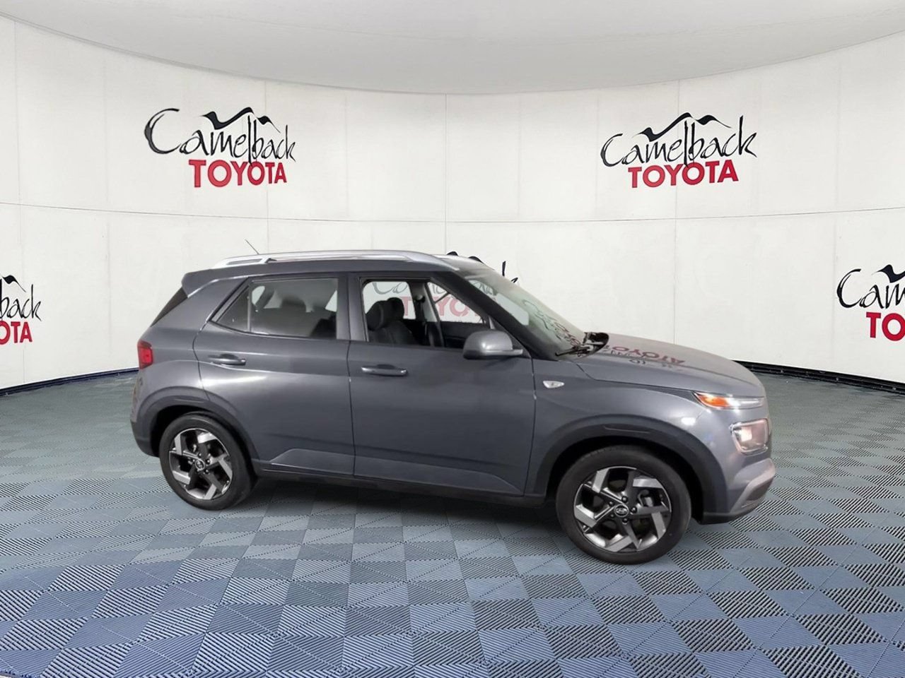 Used 2025 Hyundai Venue SEL FWD image 2