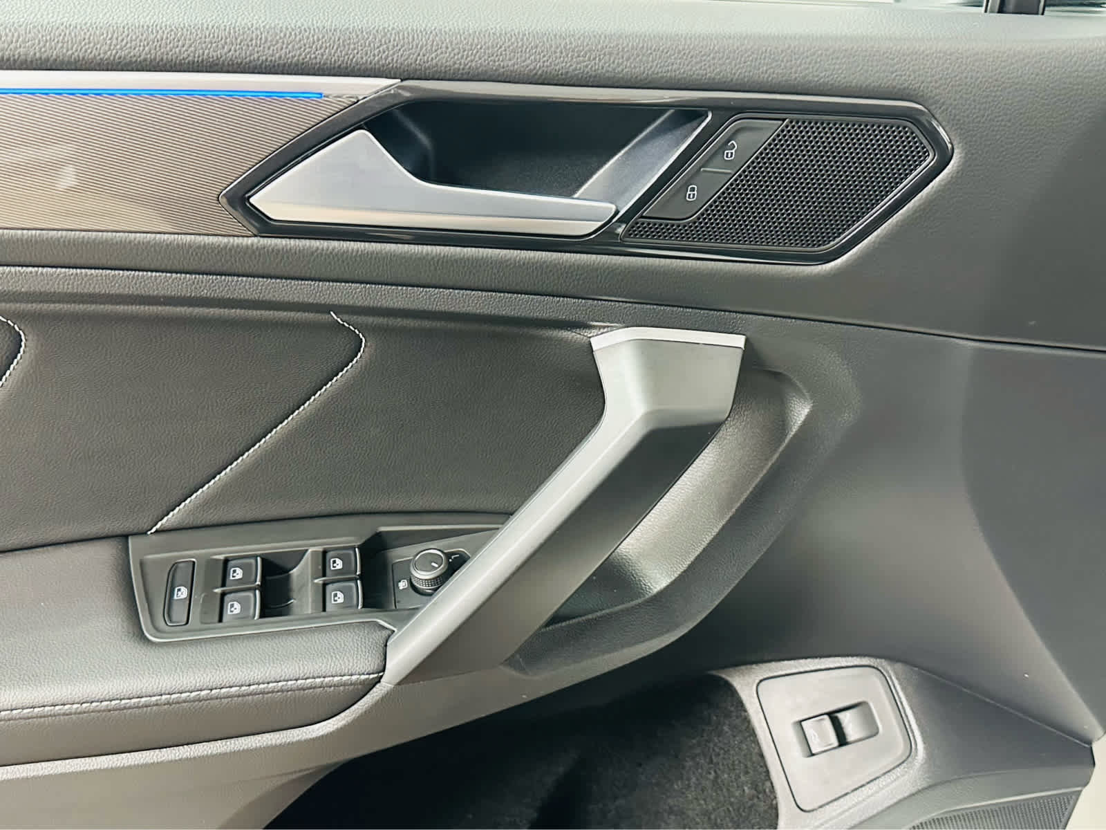 Certified 2024 Volkswagen Tiguan SE R-Line image 22