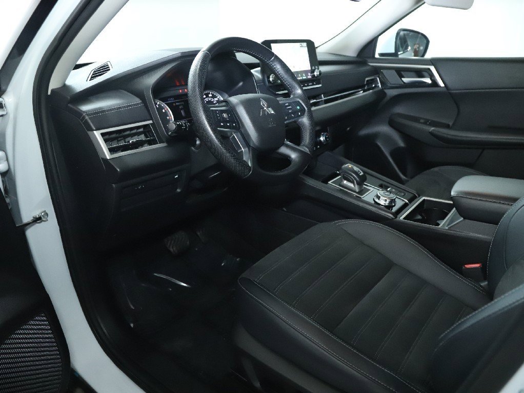 Used 2024 Mitsubishi Outlander SE image 17