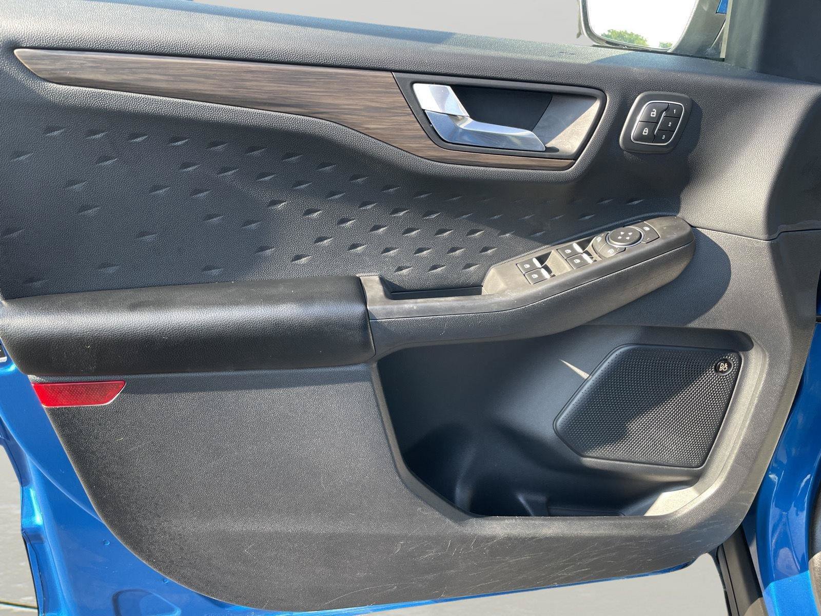 Used 2020 Ford Escape Titanium AWD/4WD image 24