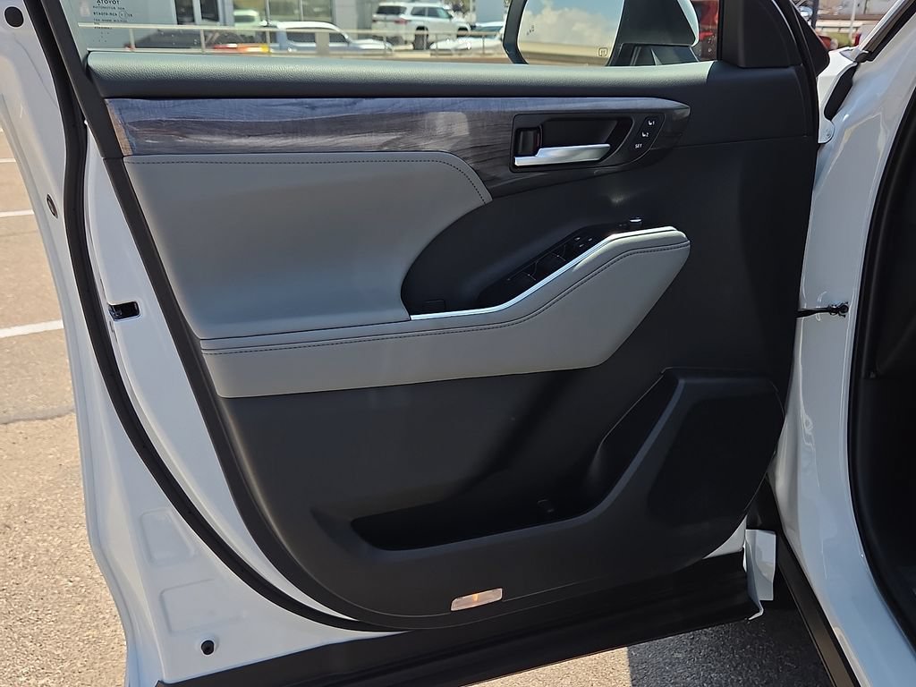New 2026 Toyota Highlander Platinum AWD/4WD image 17