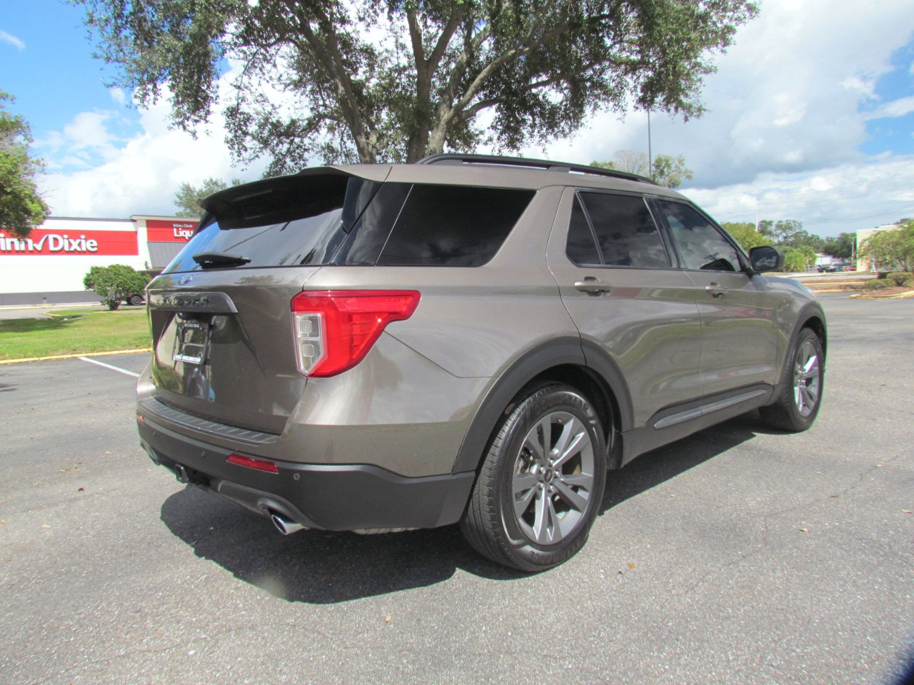 Used 2021 Ford Explorer XLT w/ Equipment Group 202A image 8