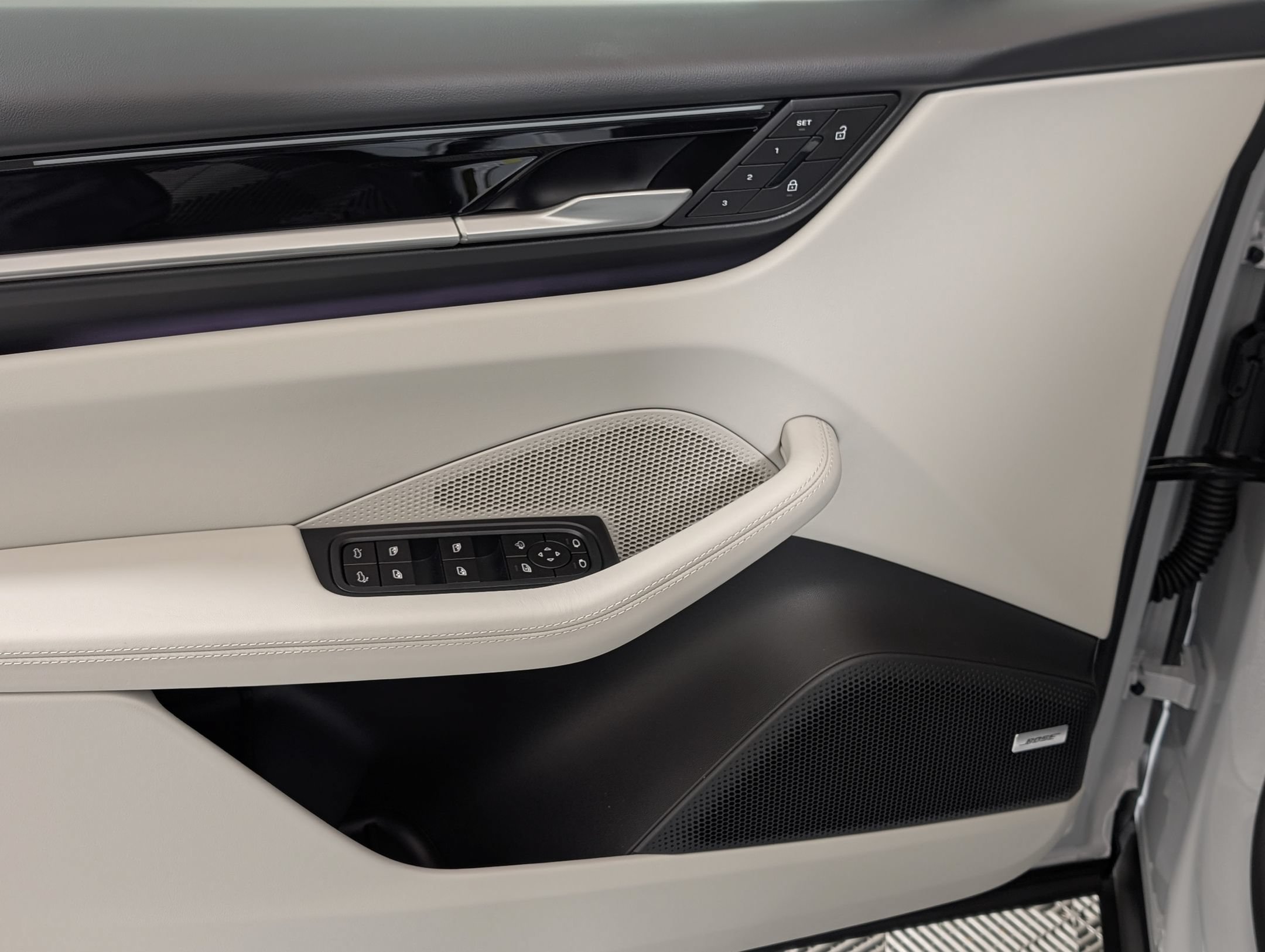 New 2025 Porsche Macan 4S Electric AWD/4WD image 16