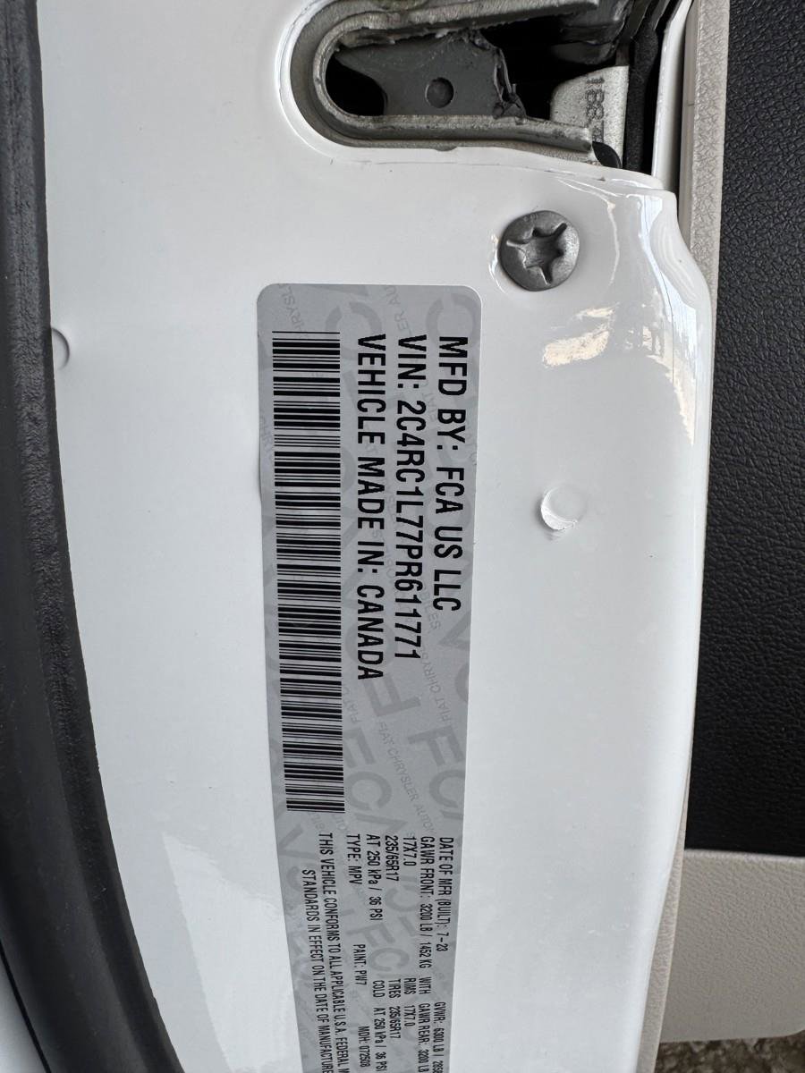 Used 2023 Chrysler Pacifica Touring-L image 47