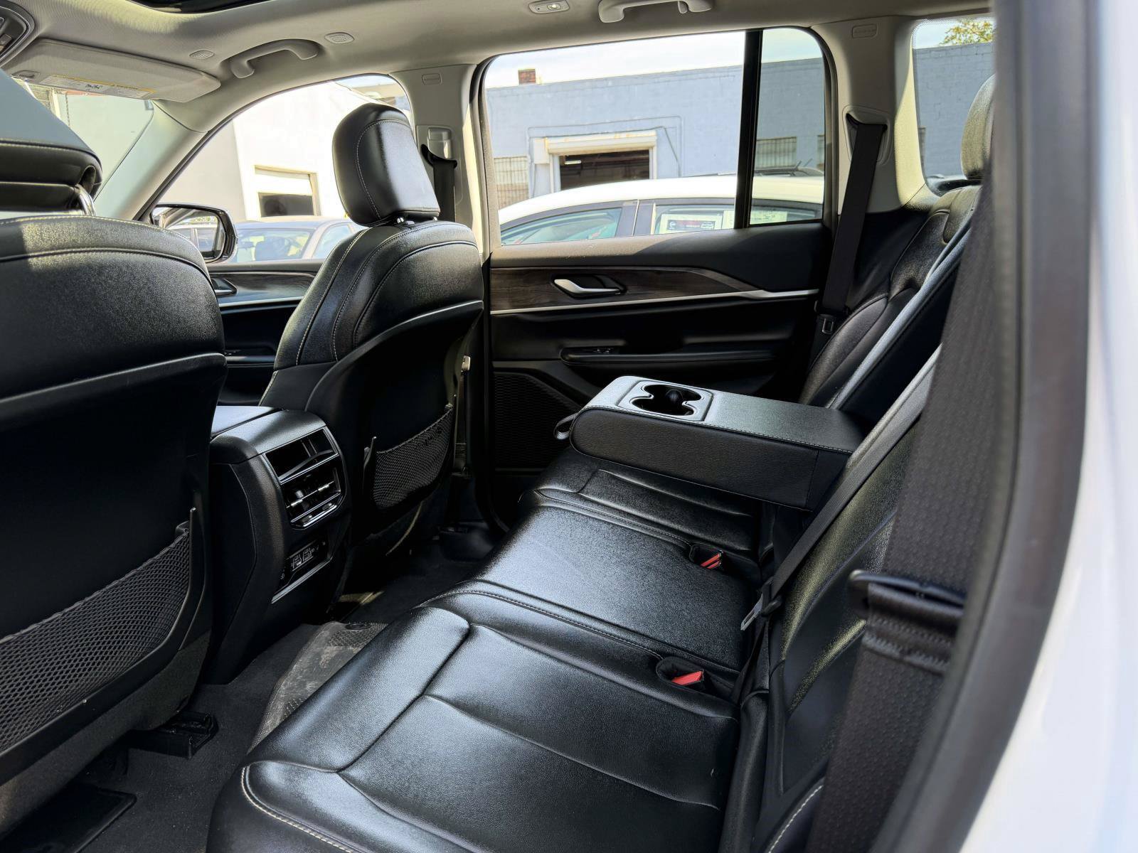 Used 2024 Jeep Grand Cherokee Limited AWD/4WD image 10