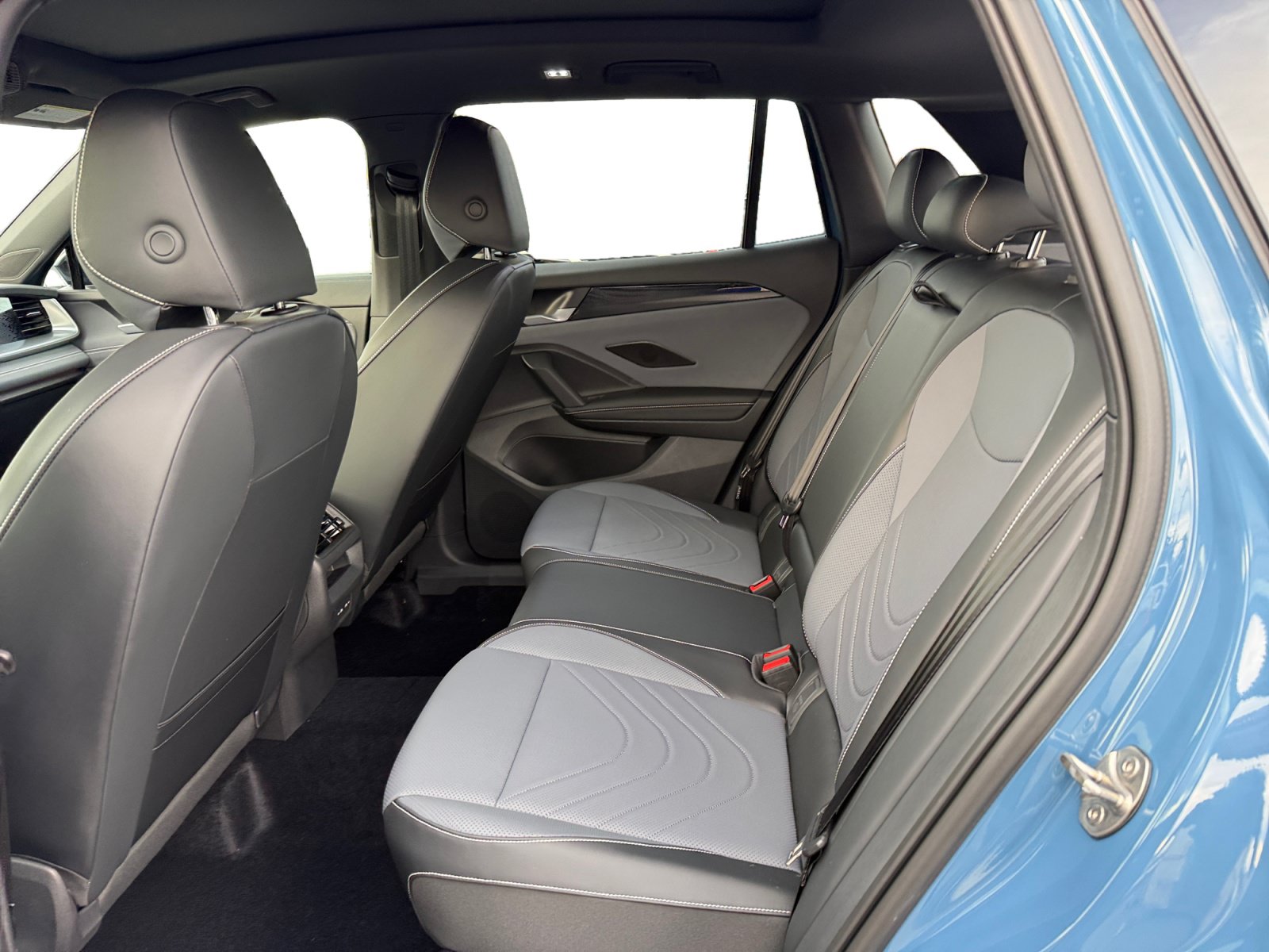 New 2026 Volkswagen Tiguan SE R-Line AWD/4WD image 16