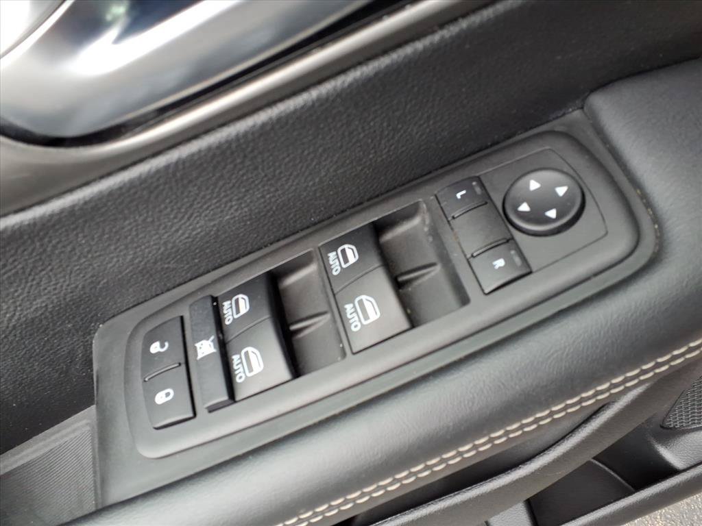 Used 2025 Chrysler Pacifica Select FWD image 16