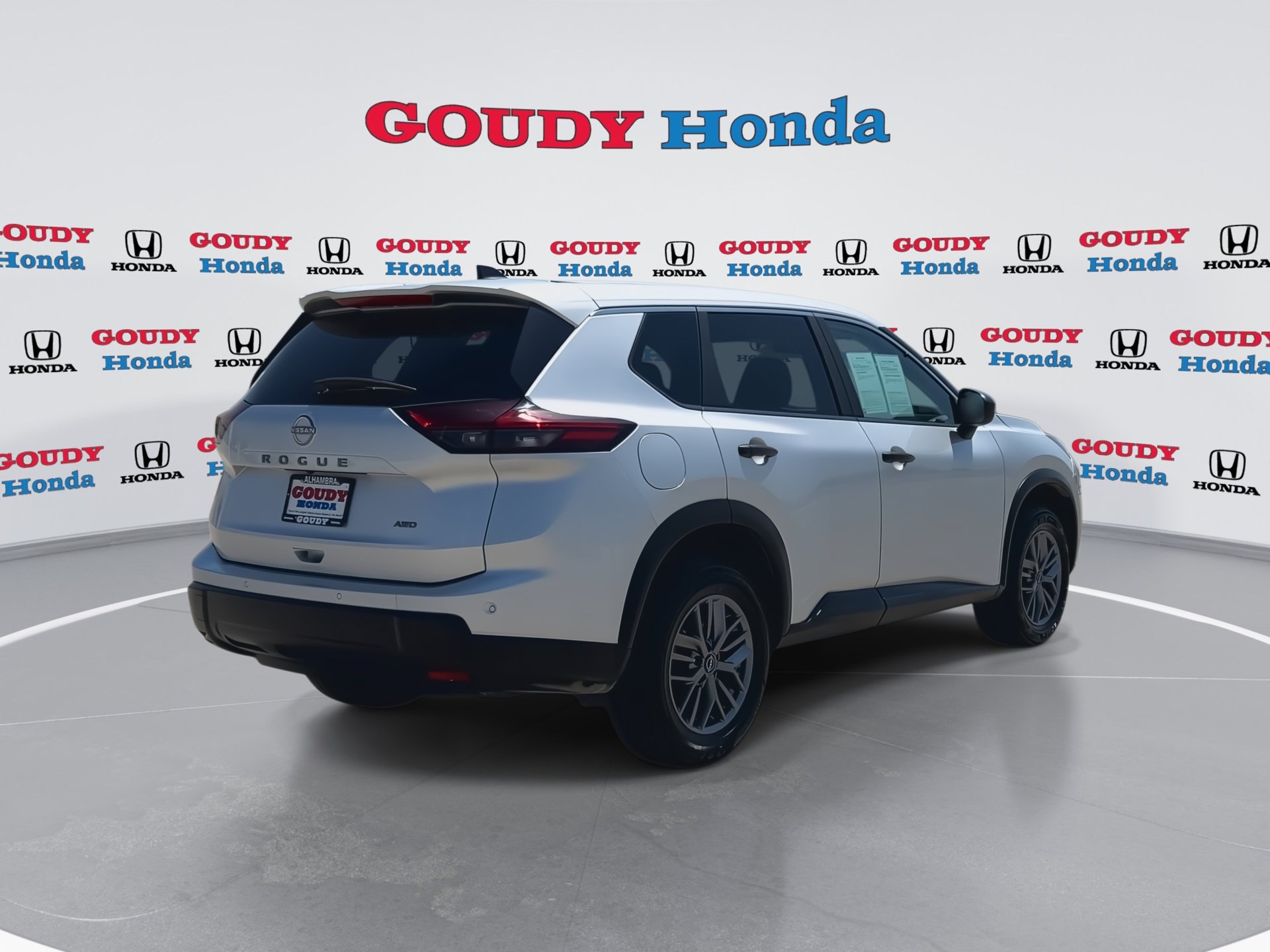 Used 2024 Nissan Rogue S AWD/4WD image 8
