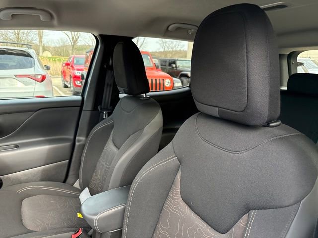 Used 2023 Jeep Renegade Latitude AWD/4WD image 9