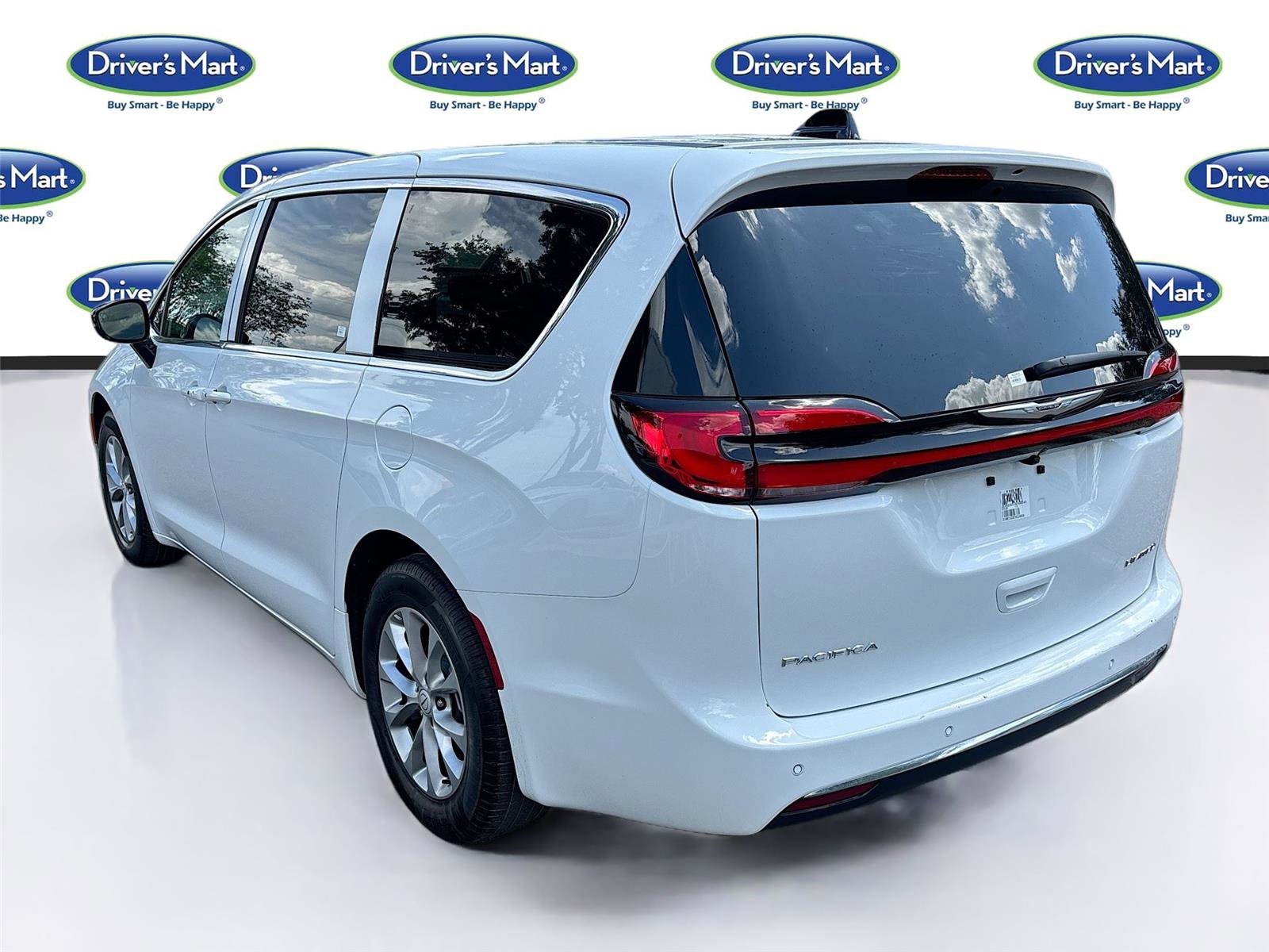 Used 2026 Chrysler Pacifica Limited FWD image 5