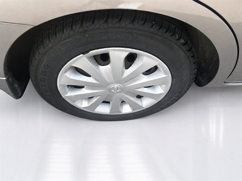 Used 2012 Nissan Versa SV FWD image 27