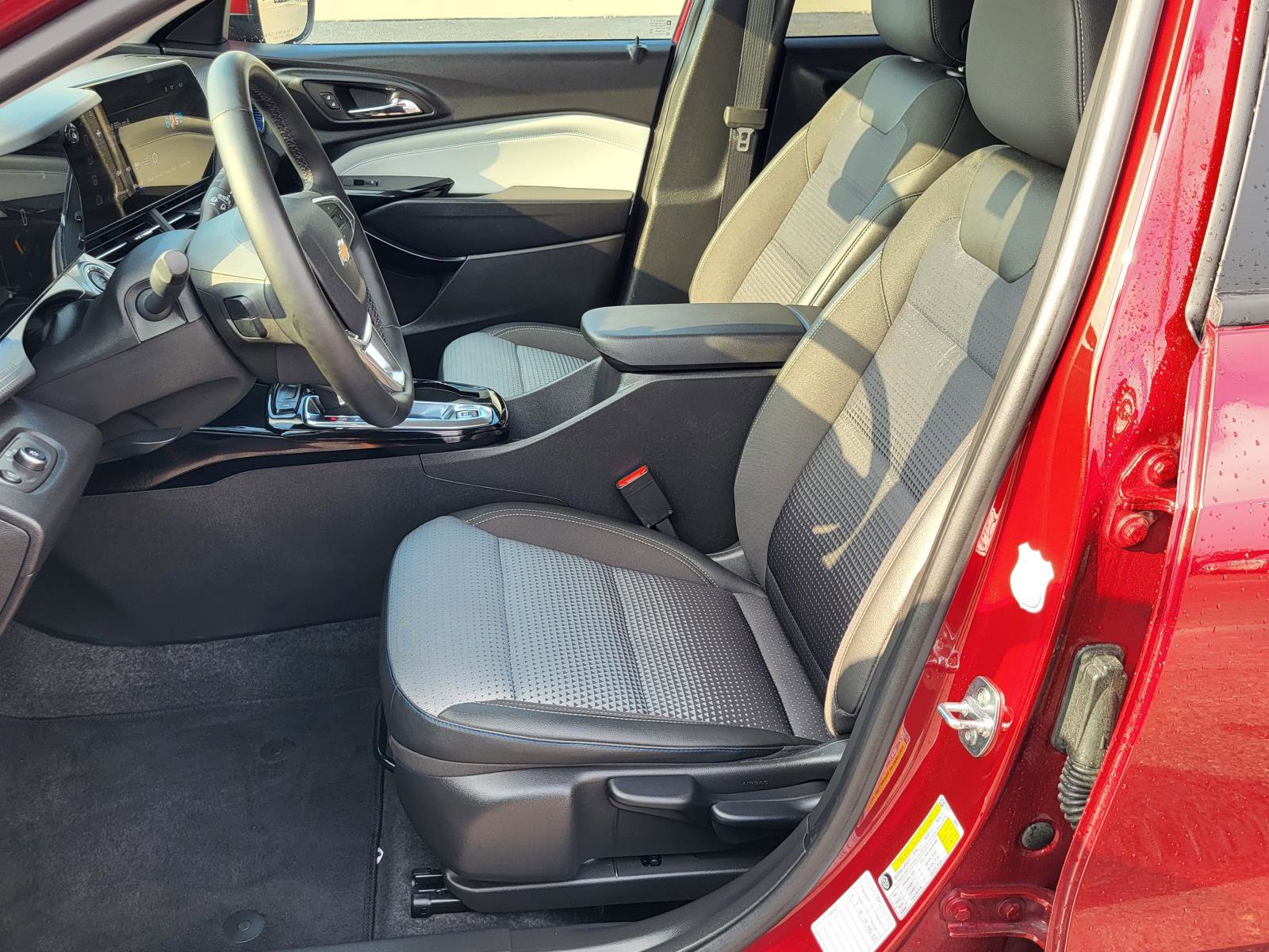 Used 2025 Chevrolet Trax LT w/ LT Convenience Package image 17